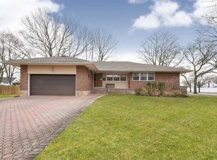 624 Oakwood Ct, Westbury, NY 11590