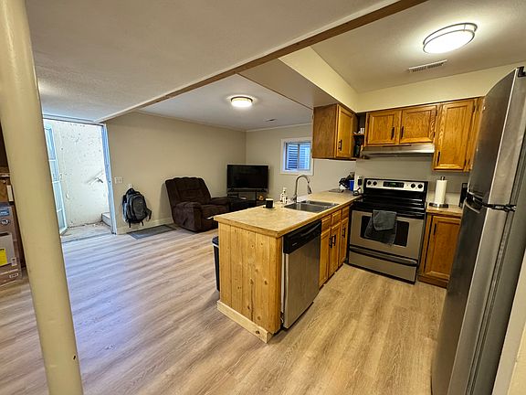 4th image of 909 Conifer Ct #1B