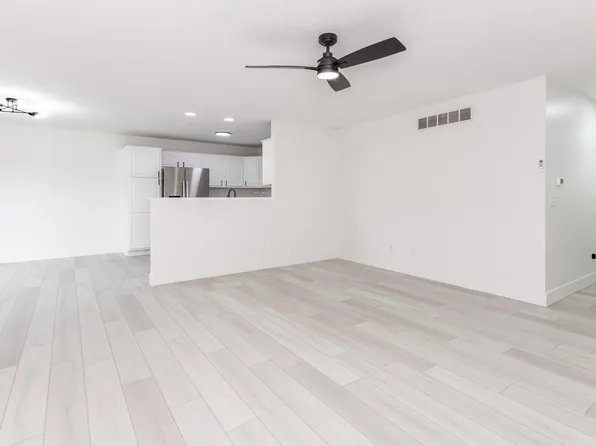 2805 Gill St, Bloomington, IL 61704