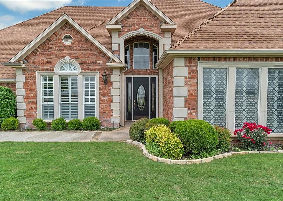 1st image of 141 Club House Dr