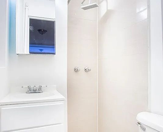 5th image of 309 E 61st St
