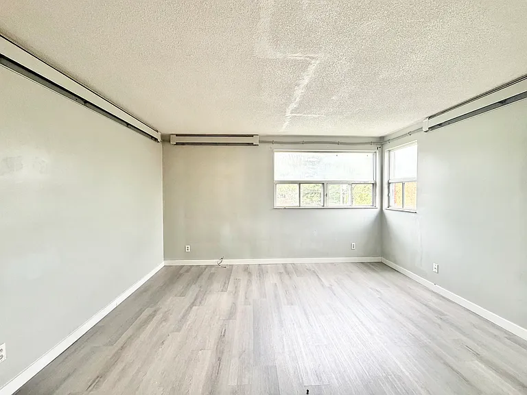 104 King Edward Ave — Photo 7