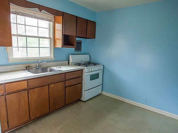 3rd image of 959 Donaghe St APT 4