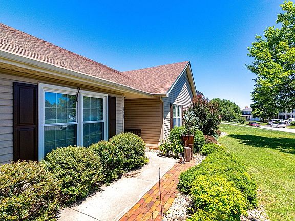 4th image of 1301 Meadowview Dr