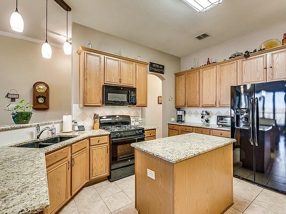 5th image of 2633 Valencia Ln