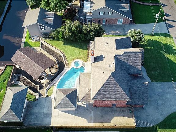 3rd image of 4730 Riverridge Dr