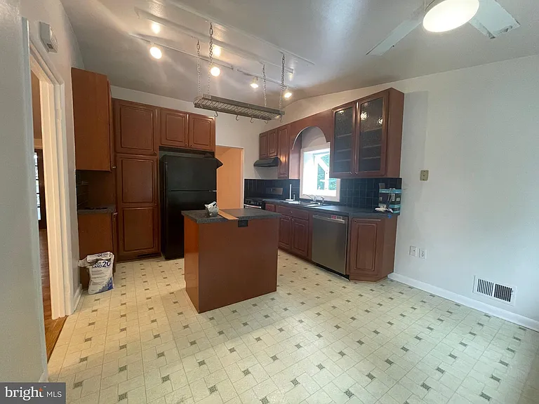 112 Claybrook Dr — Photo 4