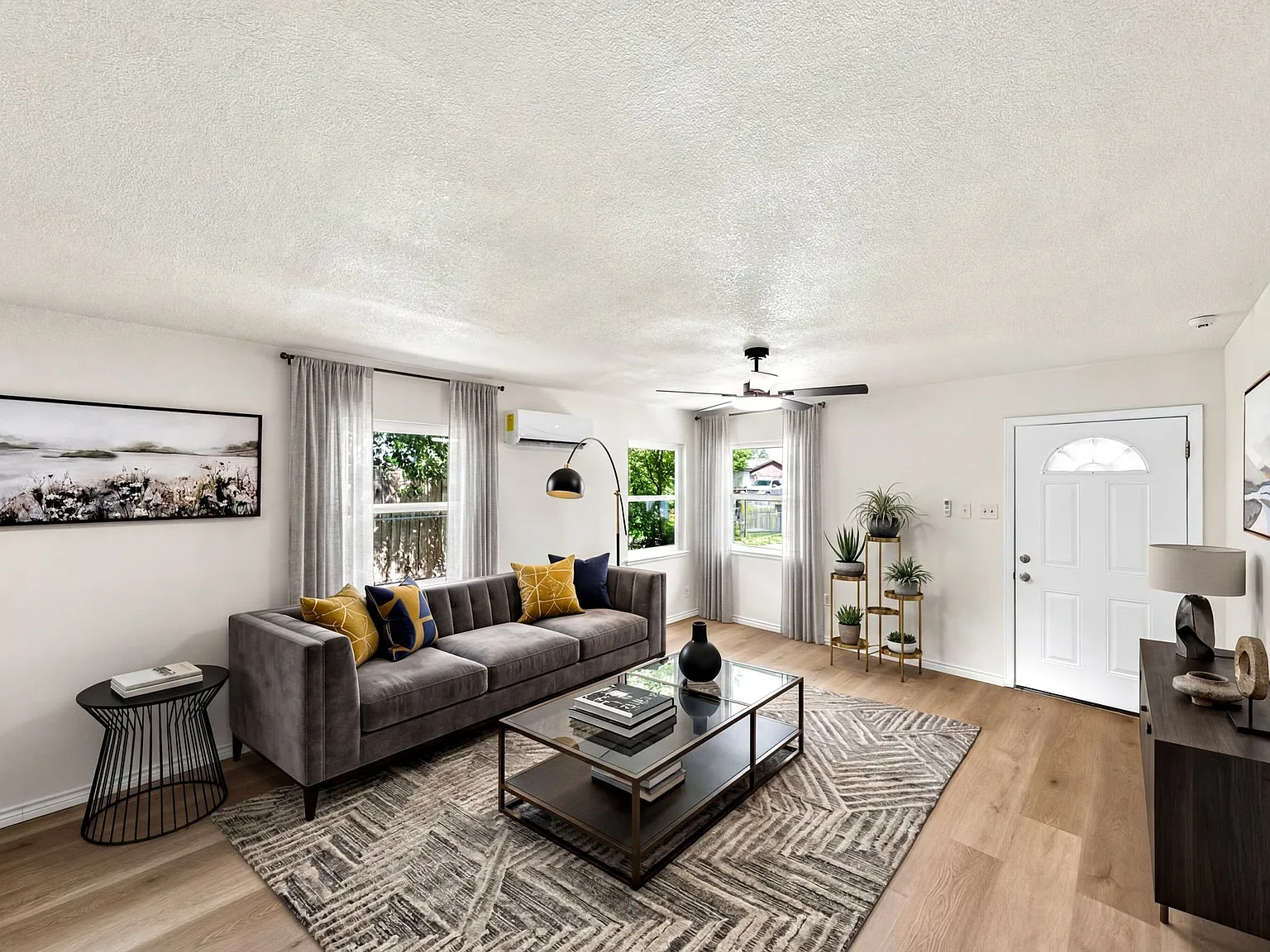 3 bed, 913 sqft, $1,300 — Photo 2