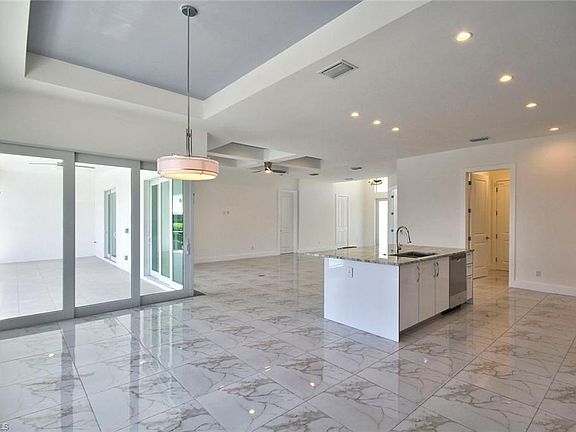 5th image of 445 River Ct