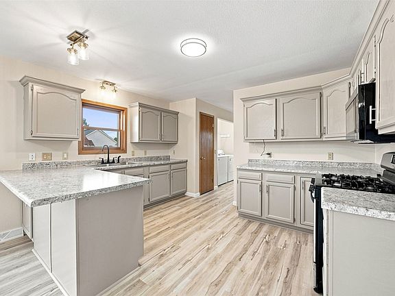 5th image of 100 Clinton St