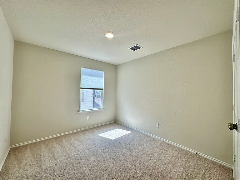 10235 Crossbuck — Photo 23
