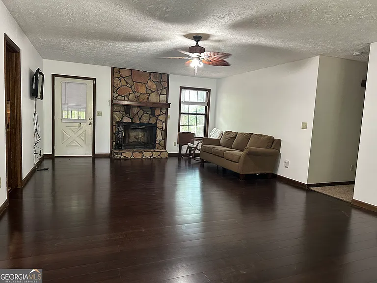 640 Hemphill Rd — Photo 4