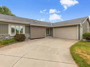 354 Forest Grove Dr, Pewaukee, WI 53072