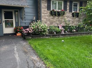 202 Aldenwood Dr, Liverpool, NY 13088