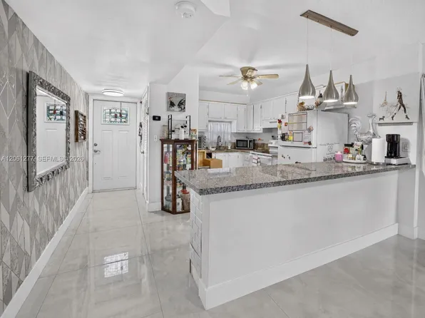 8941 S Hollybrook Blvd APT 202, Pembroke Pines, FL 33025