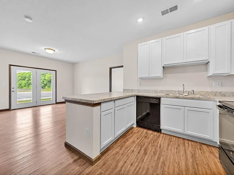 Hutchison Place Apartments — Photo 28