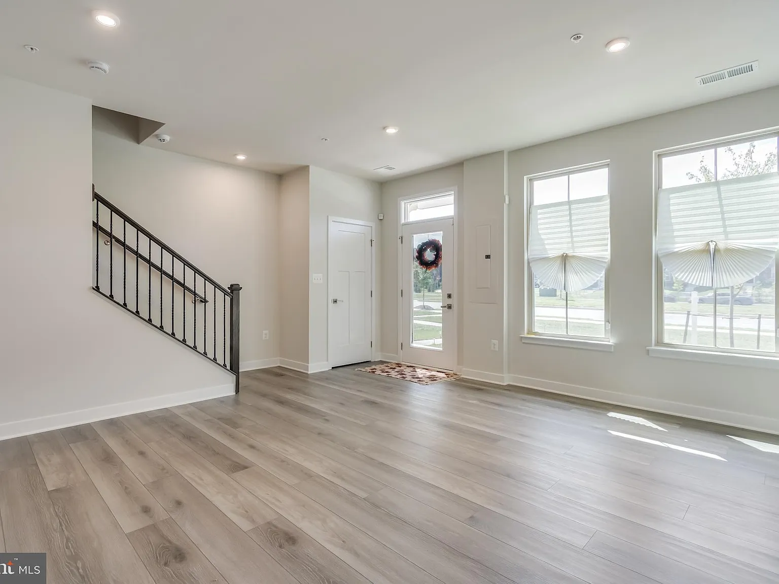 4 bed, 5.0 bath, 2140 sqft, $3,500 — Photo 3