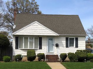 155 N Oak St, Massapequa, NY 11758