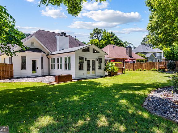 3rd image of 513 Ruby Ln