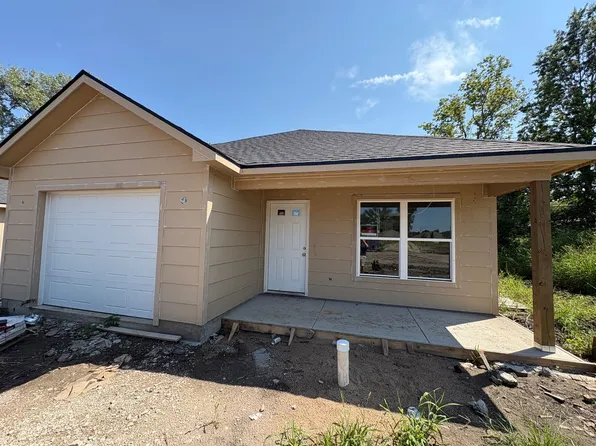 1617 Green Valley Cir, Manhattan, KS 66502