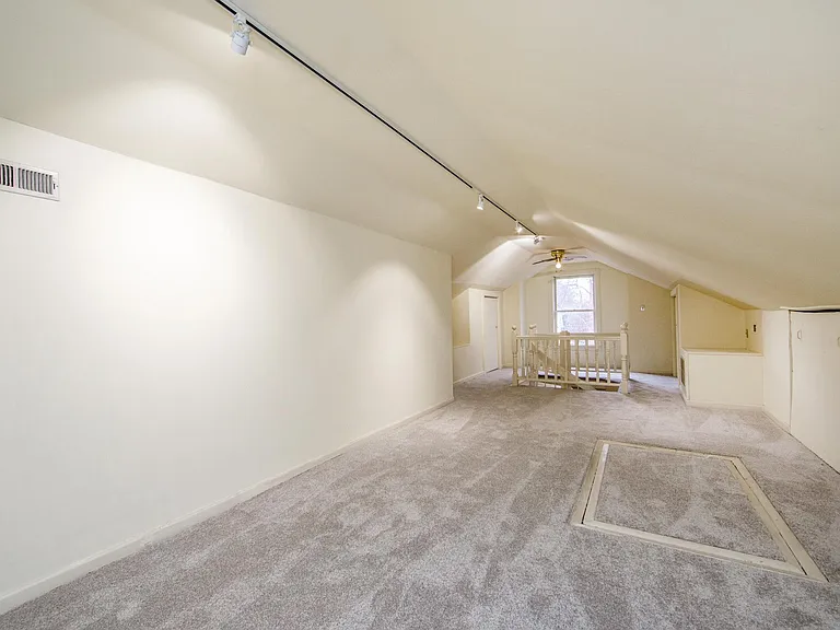 407 W 9th St #B — Photo 18