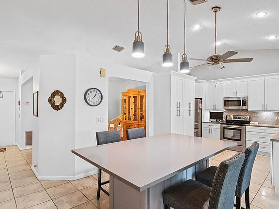 4th image of 11929 NW 2ND Manor