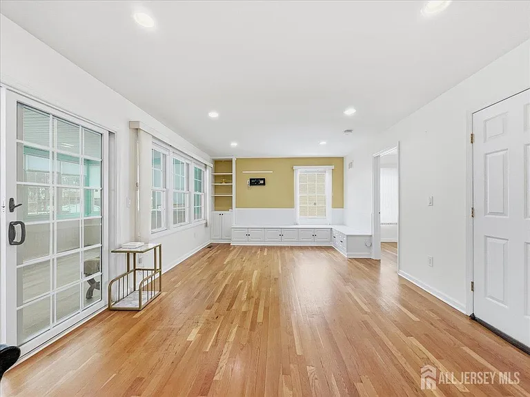 37 Jersey Ave — Photo 7