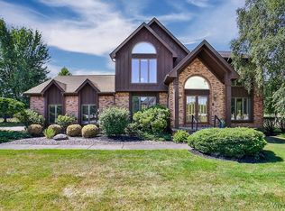 40 River Oaks Dr, Grand Island, NY 14072