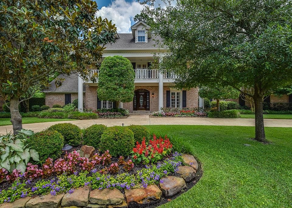 Welcome to this stately estate home with outstaning curb appeal. Award winning gardens will impress you.
