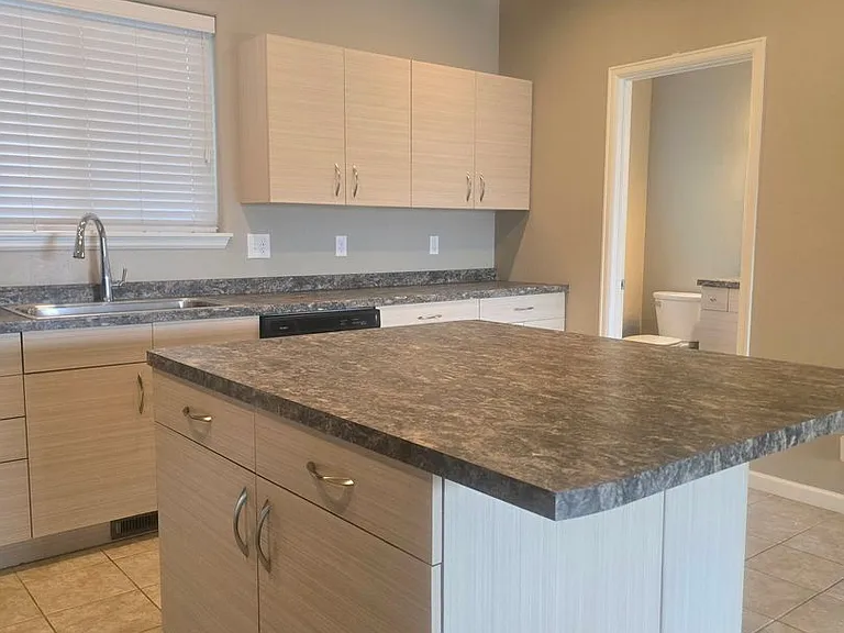1558 Poplar Dr — Photo 6