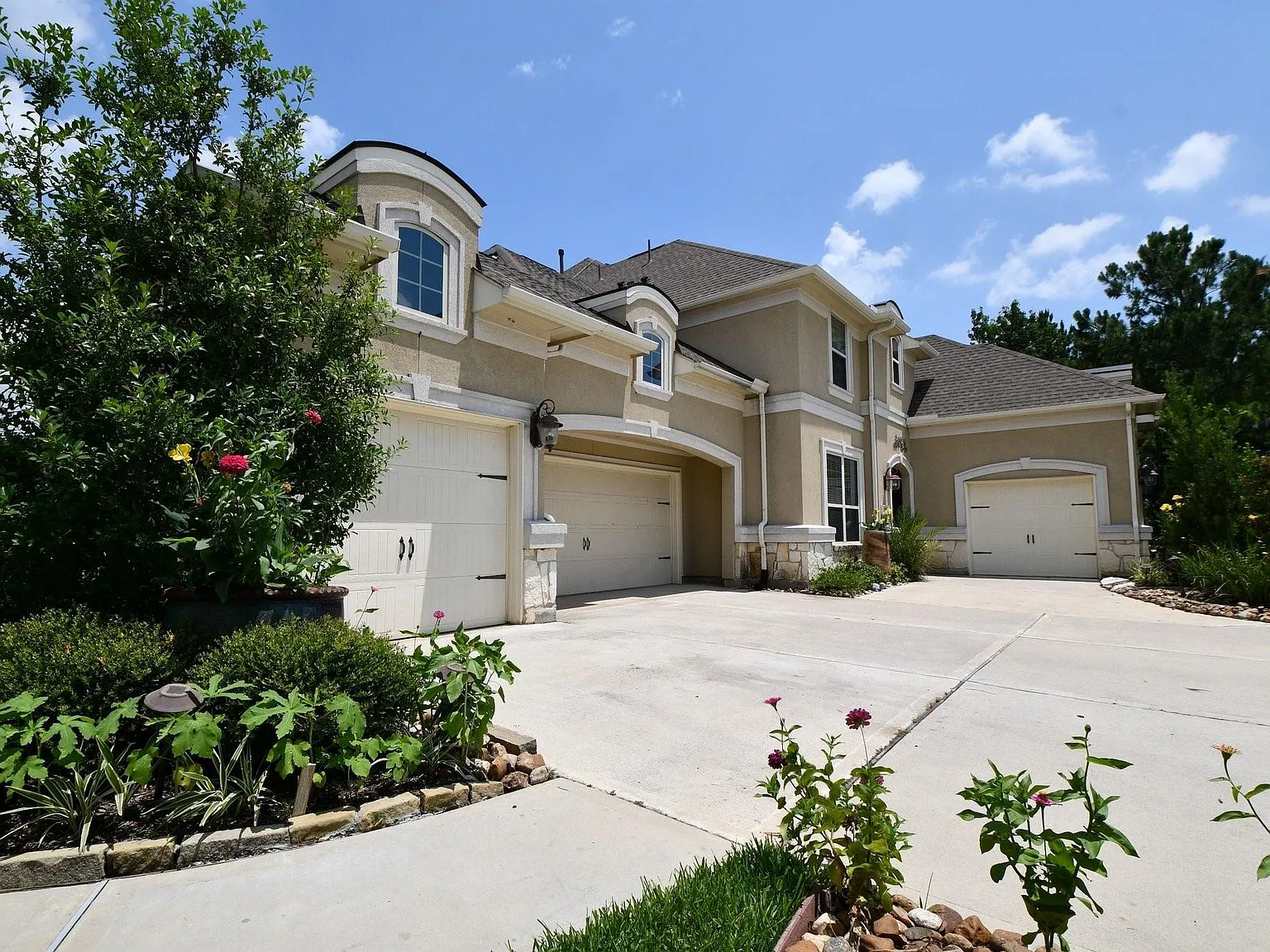 4 bed, 4.5 bath, 4284 sqft, $5,000 — Photo 2