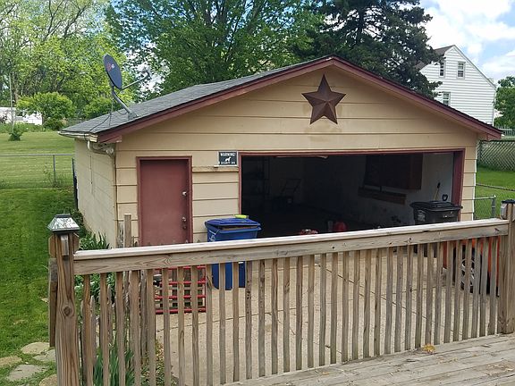 2 1/2 car garage (24x24)
