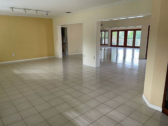4th image of 525 Vilabella Ave