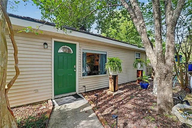 1 bed, 1.0 bath, 900 sqft, $1,600 — Photo 1