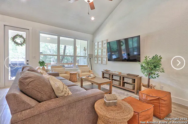 3 bed, 2.0 bath, 1437 sqft, $2,300 — Photo 3