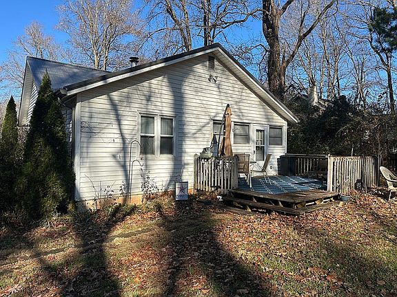 3rd image of 174 Sunset Dr