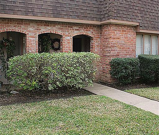 2nd image of 2916 Cambridge Ln