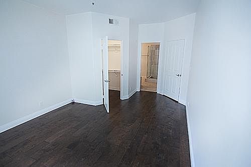 2nd image of 940 N Doheny Dr