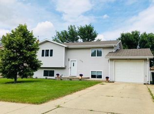 808 25th St W, Dickinson, ND 58601