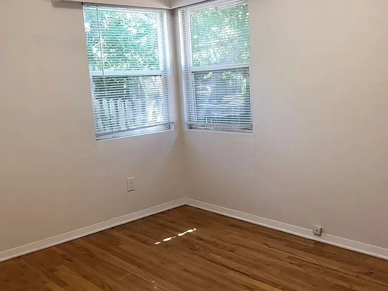 1017 W Mulberry St — Photo 2