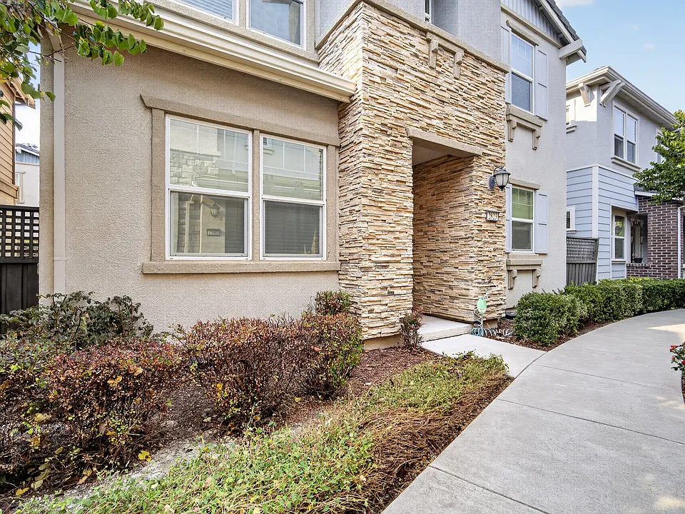 2823 Alliston Loop