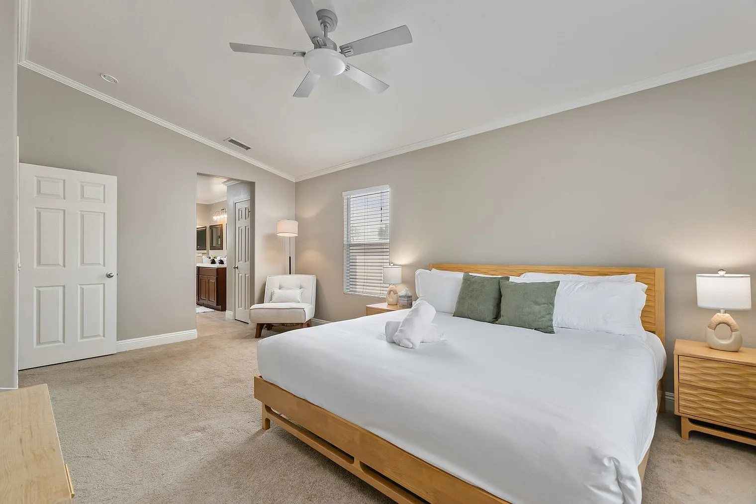 5 bed, 3.0 bath, 2497 sqft, $9,951 — Photo 4