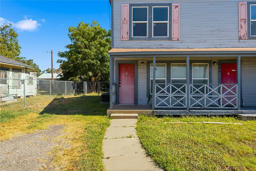 2 bed, 1.0 bath, 1536 sqft, $1,100 — Photo 2