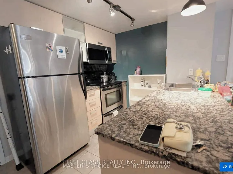 37 Grosvenor St #709 — Photo 2