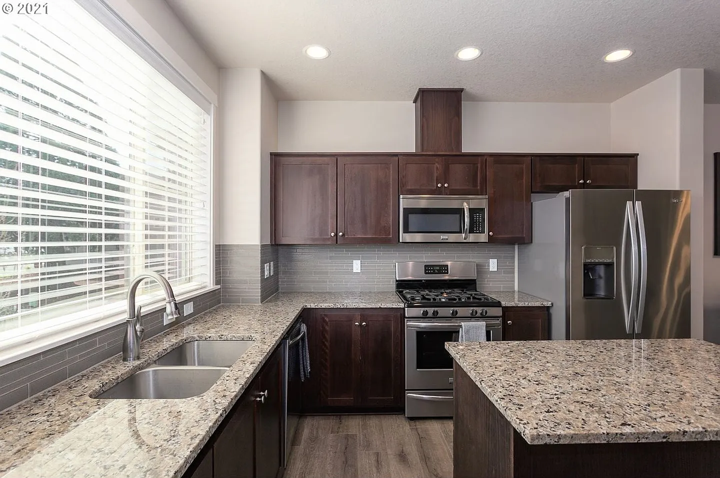 Spectacular 2 Bed | 2.5 Bath + Office/Den Townhome | Prime Hillsboro Location | Modern Living | C... — Photo 4