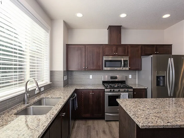 7989 NE Heiser St — Photo 4