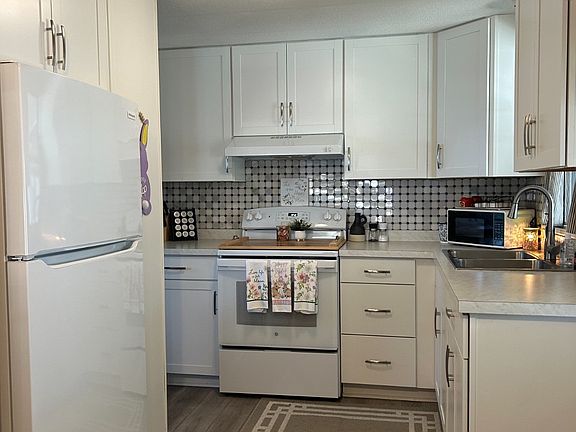 4th image of 11124 Bluebird Dr
