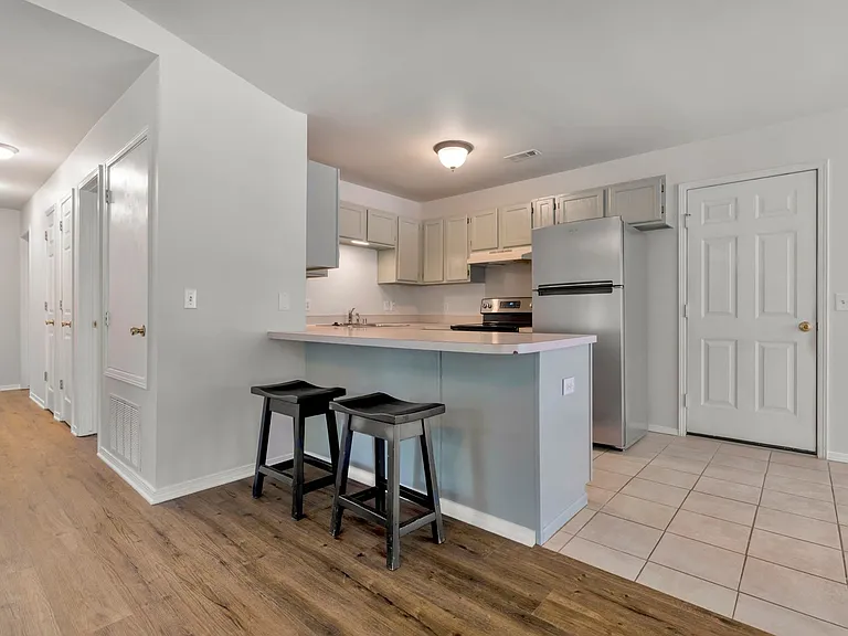 1511 N Greenleaf Dr — Photo 8