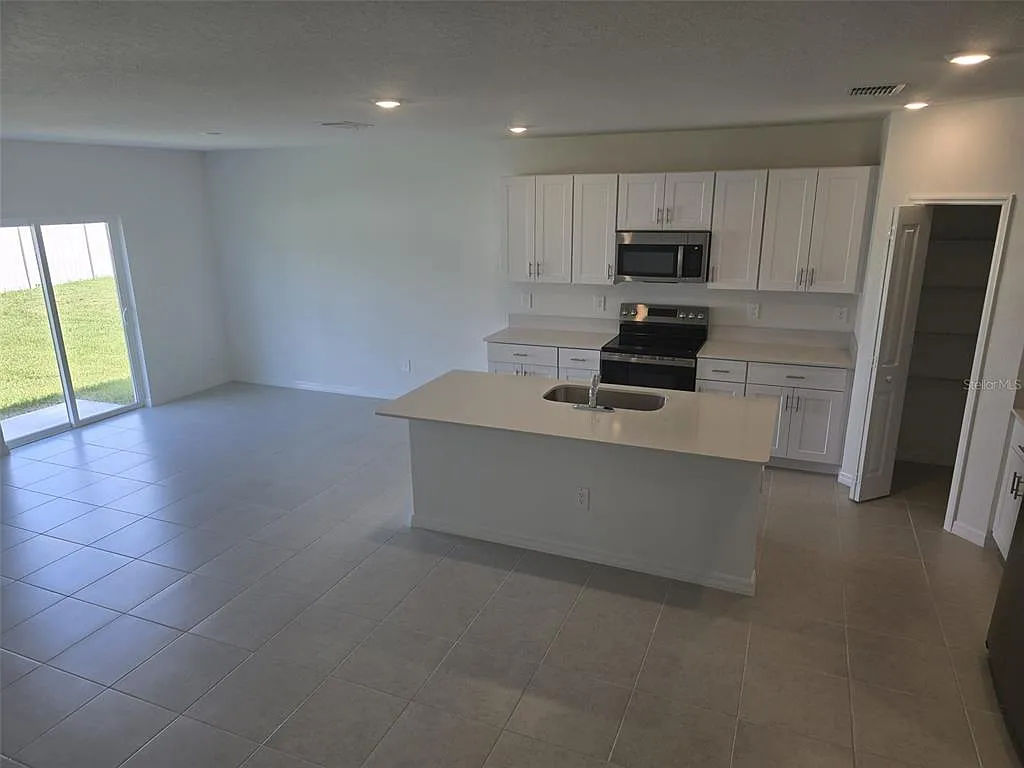 6 bed, 3.0 bath, 3043 sqft, $2,895 — Photo 4
