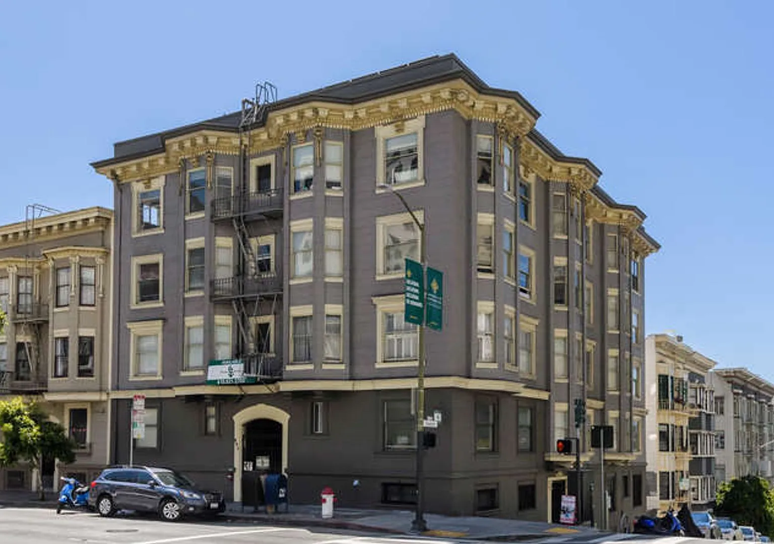 995 Pine St — Photo 1